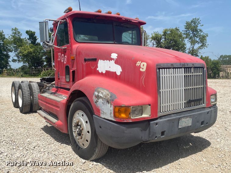 image for item DM4178 1993 International 9400  semi truck