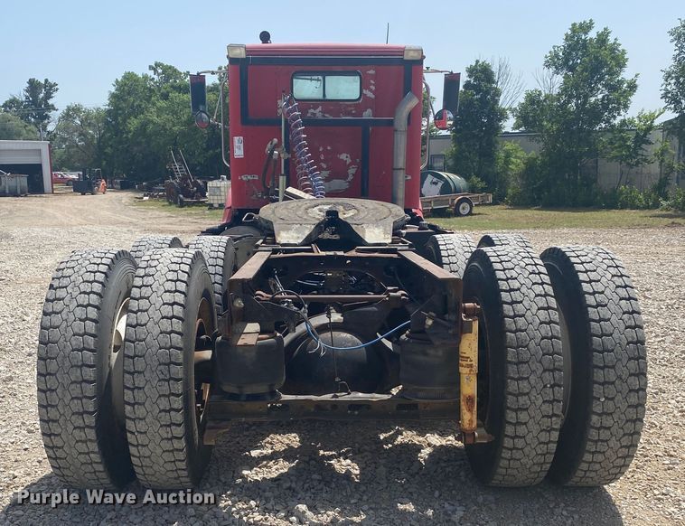 image for item DM4178 1993 International 9400  semi truck