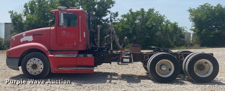 image for item DM4178 1993 International 9400  semi truck