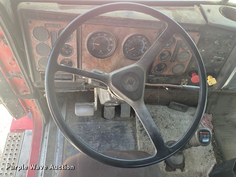 image for item DM4178 1993 International 9400  semi truck