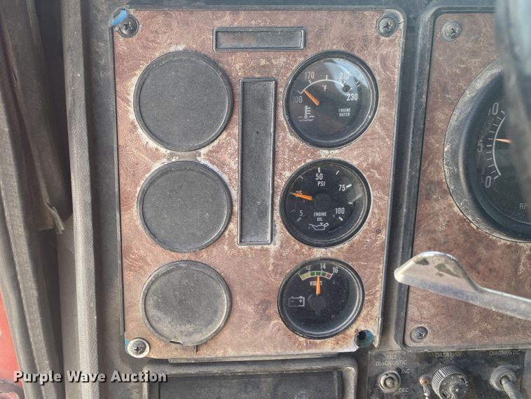 image for item DM4178 1993 International 9400  semi truck