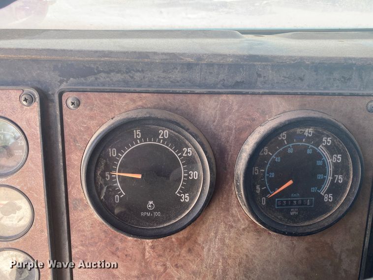 image for item DM4178 1993 International 9400  semi truck