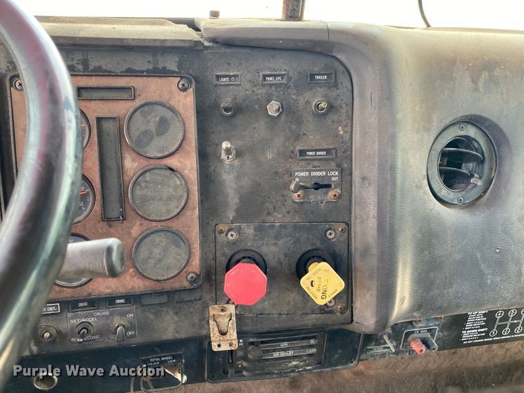 image for item DM4178 1993 International 9400  semi truck