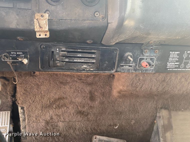 image for item DM4178 1993 International 9400  semi truck