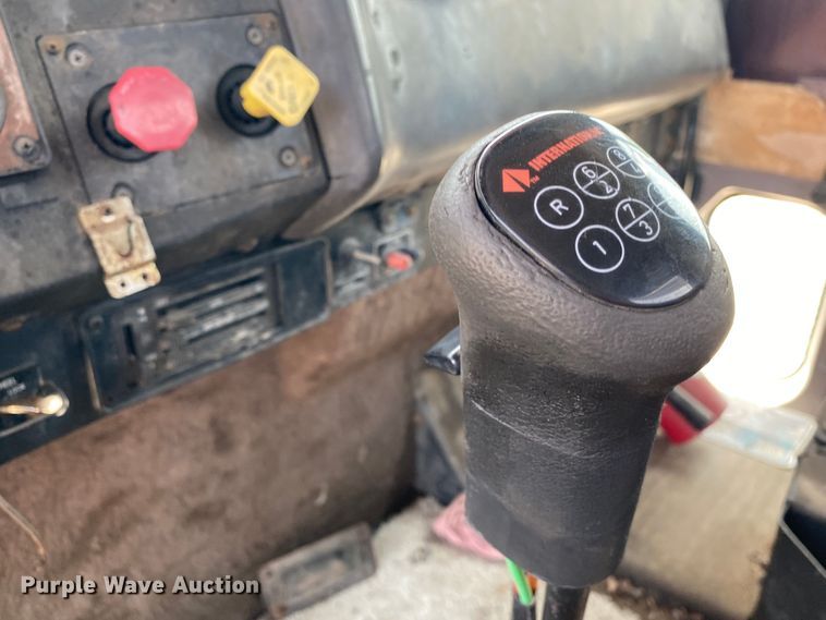 image for item DM4178 1993 International 9400  semi truck