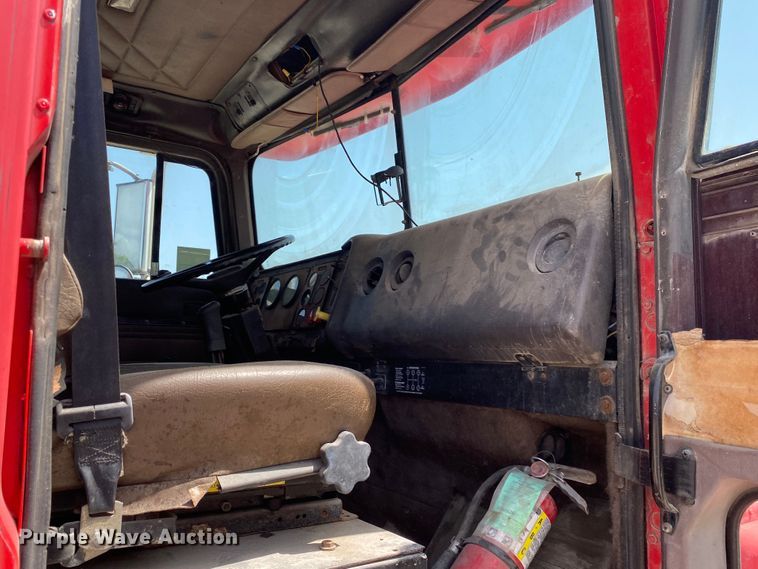 image for item DM4178 1993 International 9400  semi truck