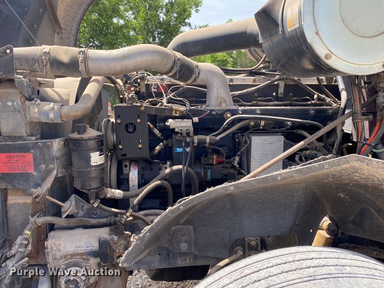 image for item DM4178 1993 International 9400  semi truck