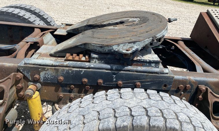 image for item DM4178 1993 International 9400  semi truck