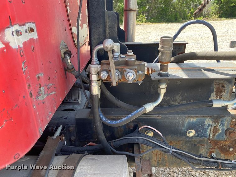 image for item DM4178 1993 International 9400  semi truck