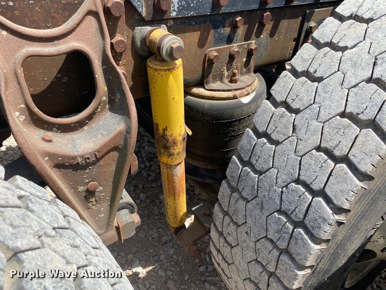 image for item DM4178 1993 International 9400  semi truck