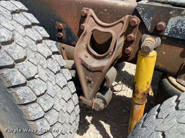 image for item DM4178 1993 International 9400  semi truck