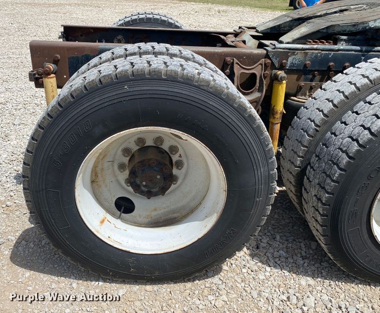 image for item DM4178 1993 International 9400  semi truck