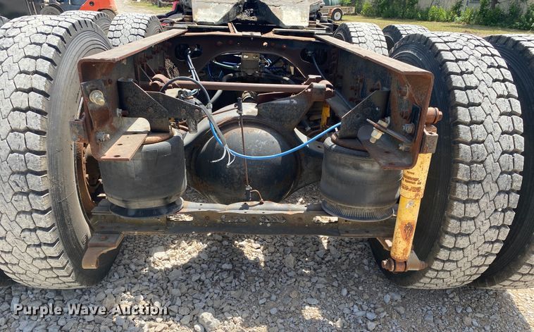 image for item DM4178 1993 International 9400  semi truck