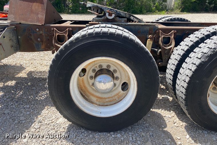 image for item DM4178 1993 International 9400  semi truck