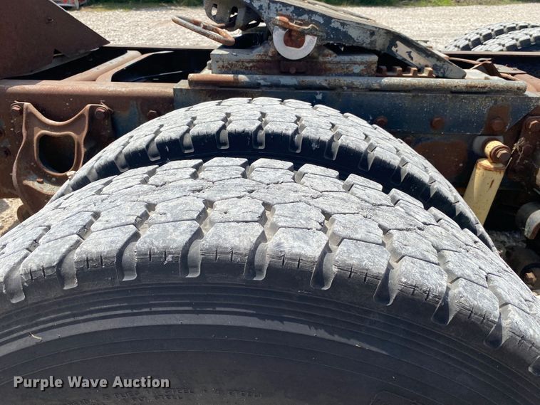 image for item DM4178 1993 International 9400  semi truck