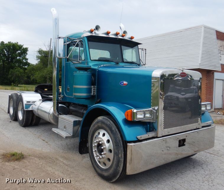 image for item DN0417 1999 Peterbilt 389  semi truck