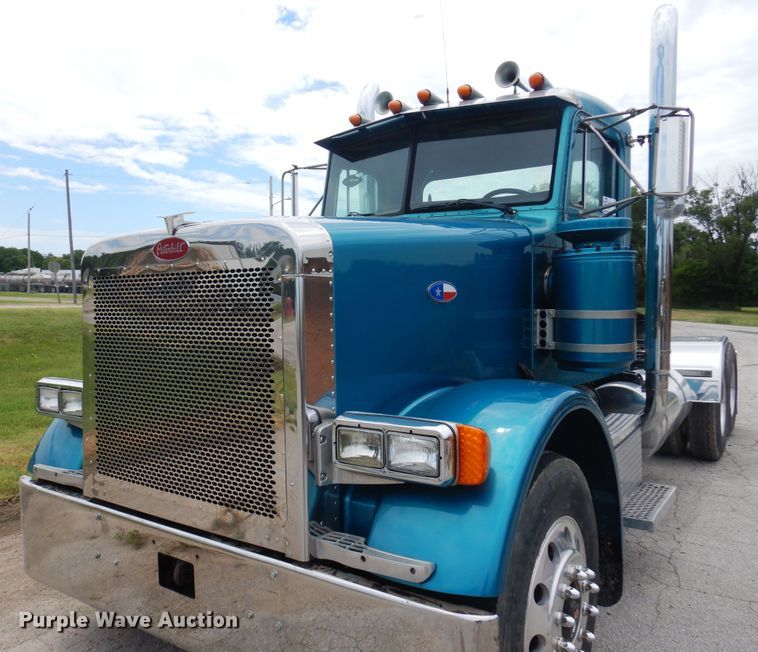 image for item DN0417 1999 Peterbilt 389  semi truck