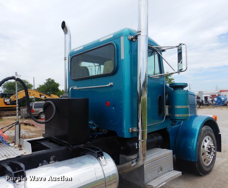 image for item DN0417 1999 Peterbilt 389  semi truck