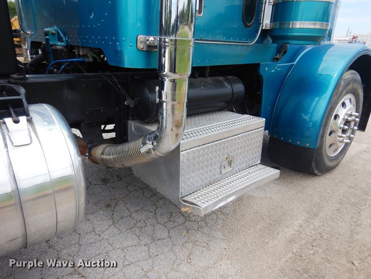 image for item DN0417 1999 Peterbilt 389  semi truck