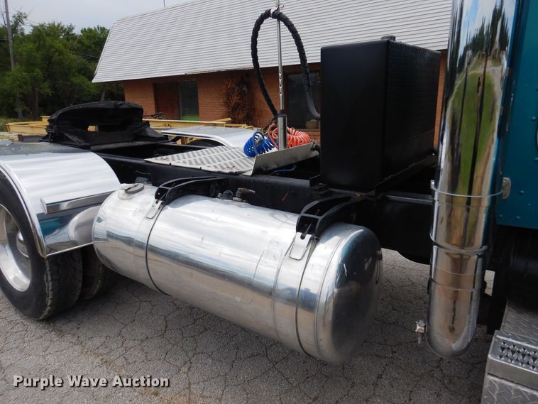 image for item DN0417 1999 Peterbilt 389  semi truck