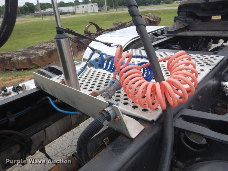 image for item DN0417 1999 Peterbilt 389  semi truck