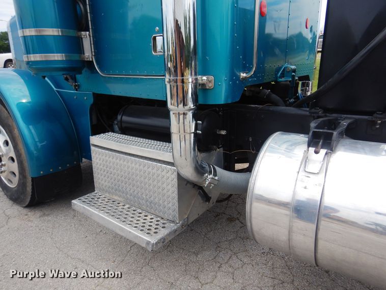 image for item DN0417 1999 Peterbilt 389  semi truck