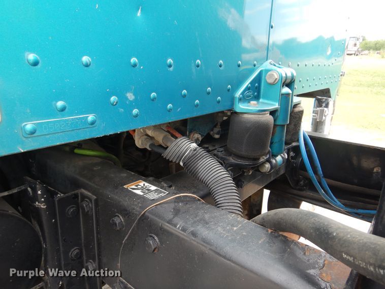 image for item DN0417 1999 Peterbilt 389  semi truck