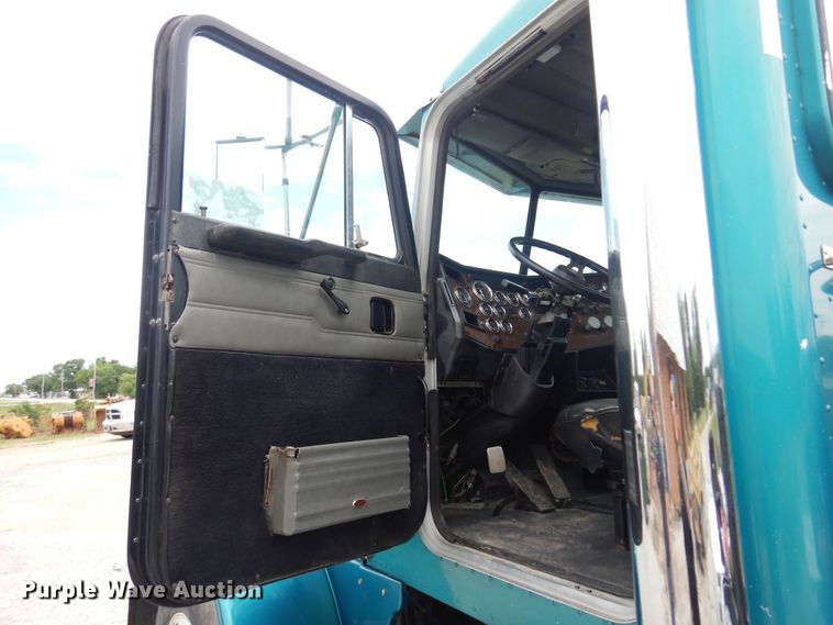 image for item DN0417 1999 Peterbilt 389  semi truck