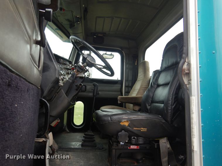 image for item DN0417 1999 Peterbilt 389  semi truck