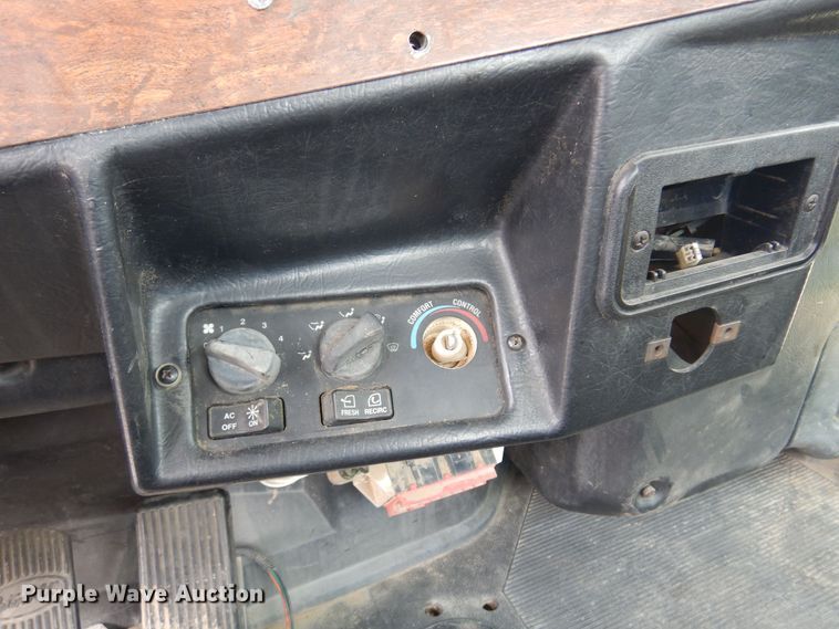 image for item DN0417 1999 Peterbilt 389  semi truck