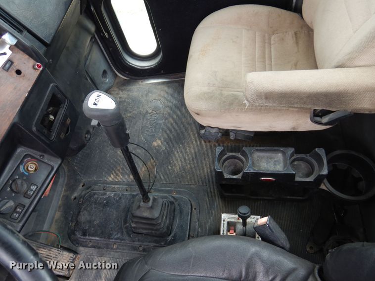 image for item DN0417 1999 Peterbilt 389  semi truck