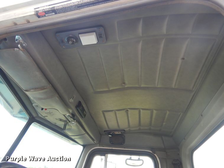 image for item DN0417 1999 Peterbilt 389  semi truck