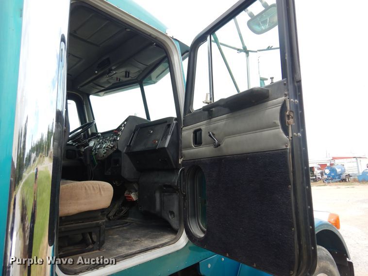 image for item DN0417 1999 Peterbilt 389  semi truck