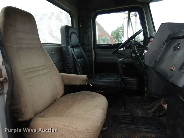 image for item DN0417 1999 Peterbilt 389  semi truck