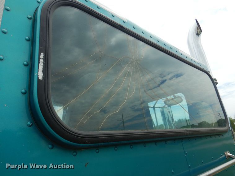 image for item DN0417 1999 Peterbilt 389  semi truck