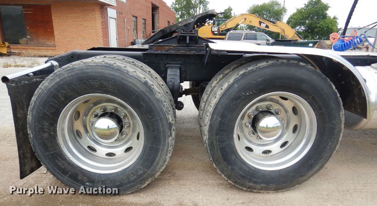 image for item DN0417 1999 Peterbilt 389  semi truck