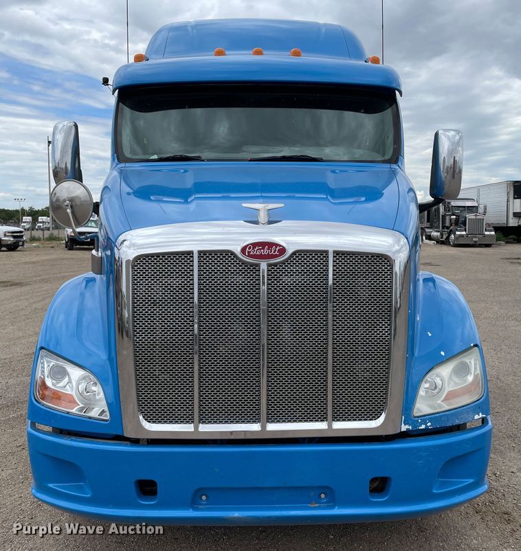 image for item DN5008 2013 Peterbilt 587  semi truck