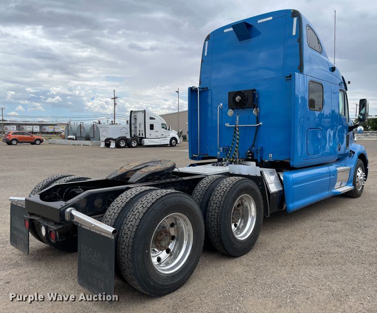 image for item DN5008 2013 Peterbilt 587  semi truck