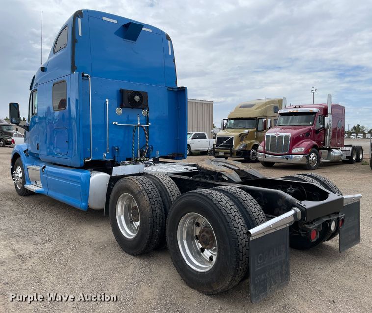 image for item DN5008 2013 Peterbilt 587  semi truck