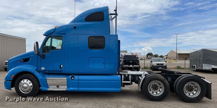 image for item DN5008 2013 Peterbilt 587  semi truck