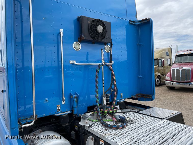 image for item DN5008 2013 Peterbilt 587  semi truck