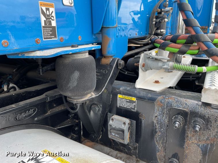 image for item DN5008 2013 Peterbilt 587  semi truck