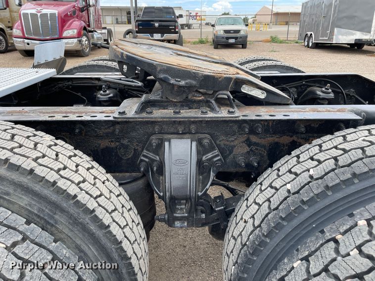 image for item DN5008 2013 Peterbilt 587  semi truck