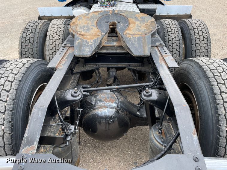 image for item DN5008 2013 Peterbilt 587  semi truck