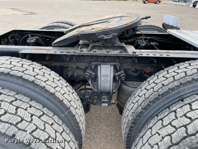 image for item DN5008 2013 Peterbilt 587  semi truck