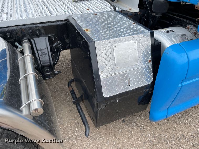 image for item DN5008 2013 Peterbilt 587  semi truck