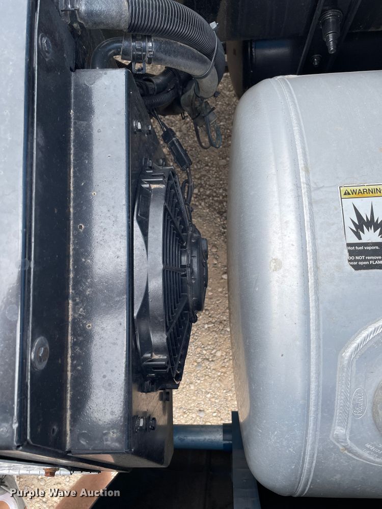 image for item DN5008 2013 Peterbilt 587  semi truck