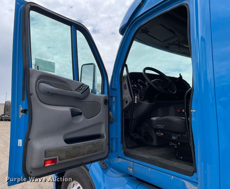 image for item DN5008 2013 Peterbilt 587  semi truck