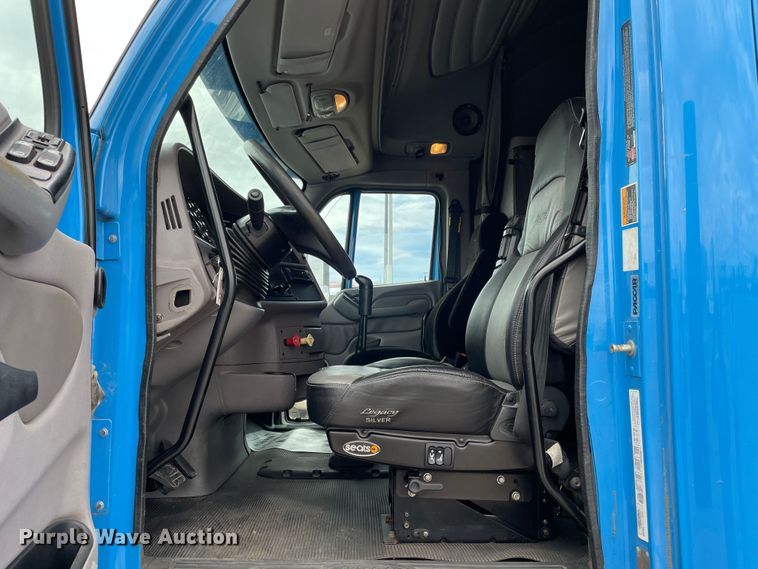 image for item DN5008 2013 Peterbilt 587  semi truck