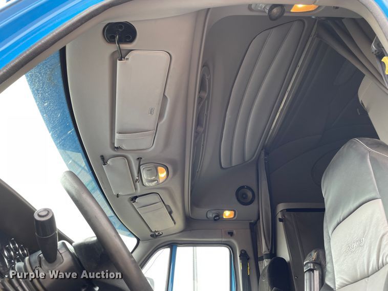 image for item DN5008 2013 Peterbilt 587  semi truck